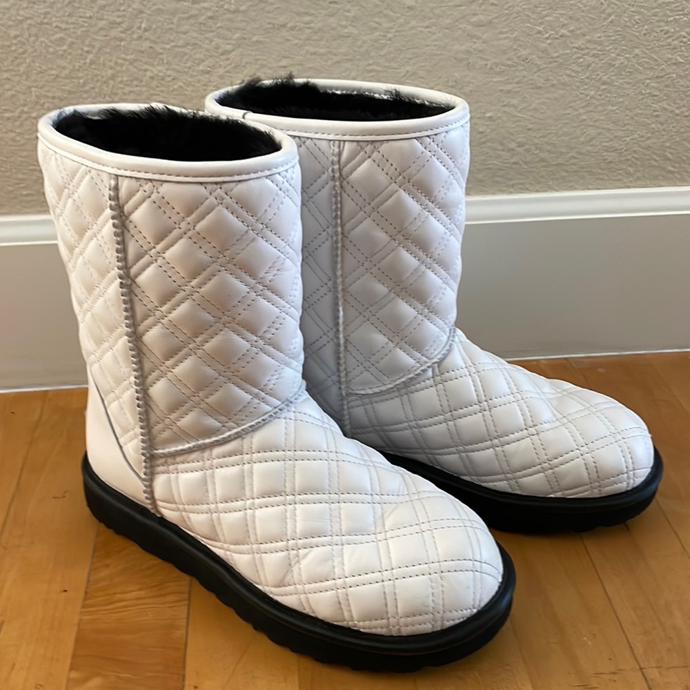 UGG Women’s Size 7 Classic Short II Quilted Boots White